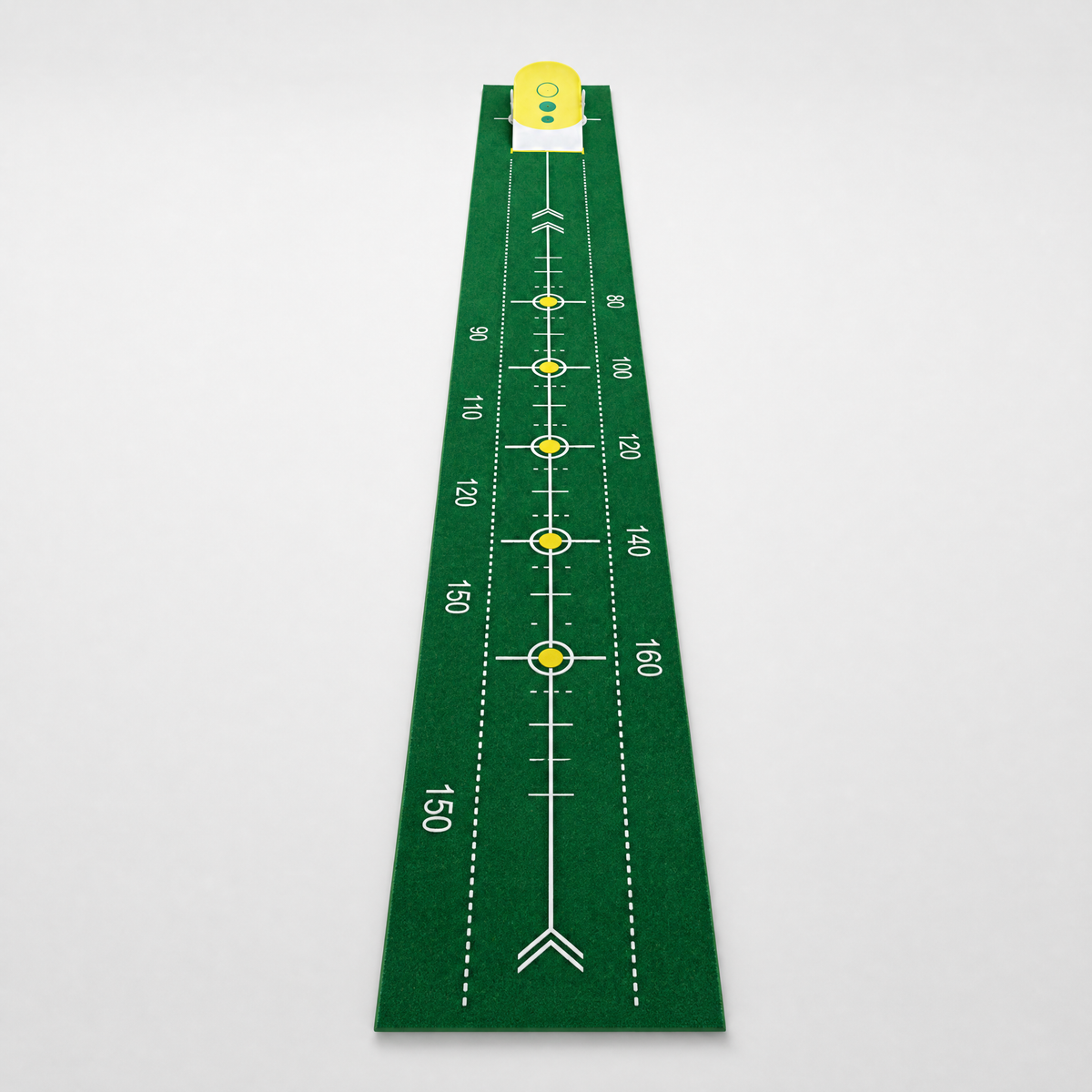 Golf putting-matte med tallmarkeringer og justerbart mål, studiobilde